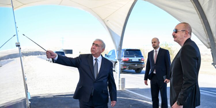 İlham Əliyev Cəbrayıl rayonunda “Şəfəq” Günəş Elektrik Stansiyasına gedən avtomobil yolunun açılışında iştirak edib