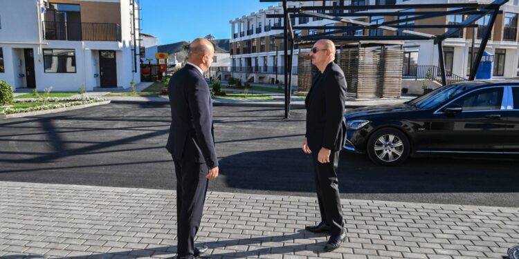 İlham Əliyev Zəngilan şəhərində 104 mənzilli yaşayış kompleksində görülmüş işlərlə tanış olub