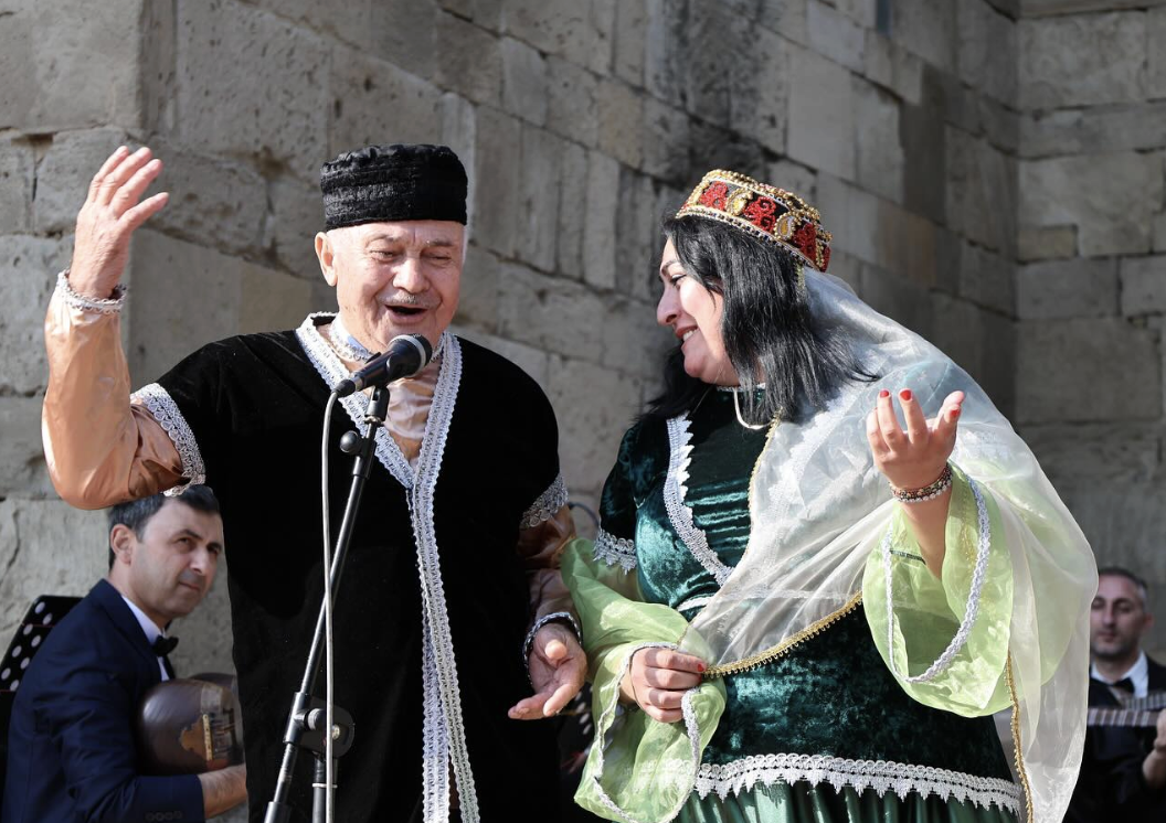 “Arşın mal alan” ahıllar və uşaq evi sakinlərinin ifasında