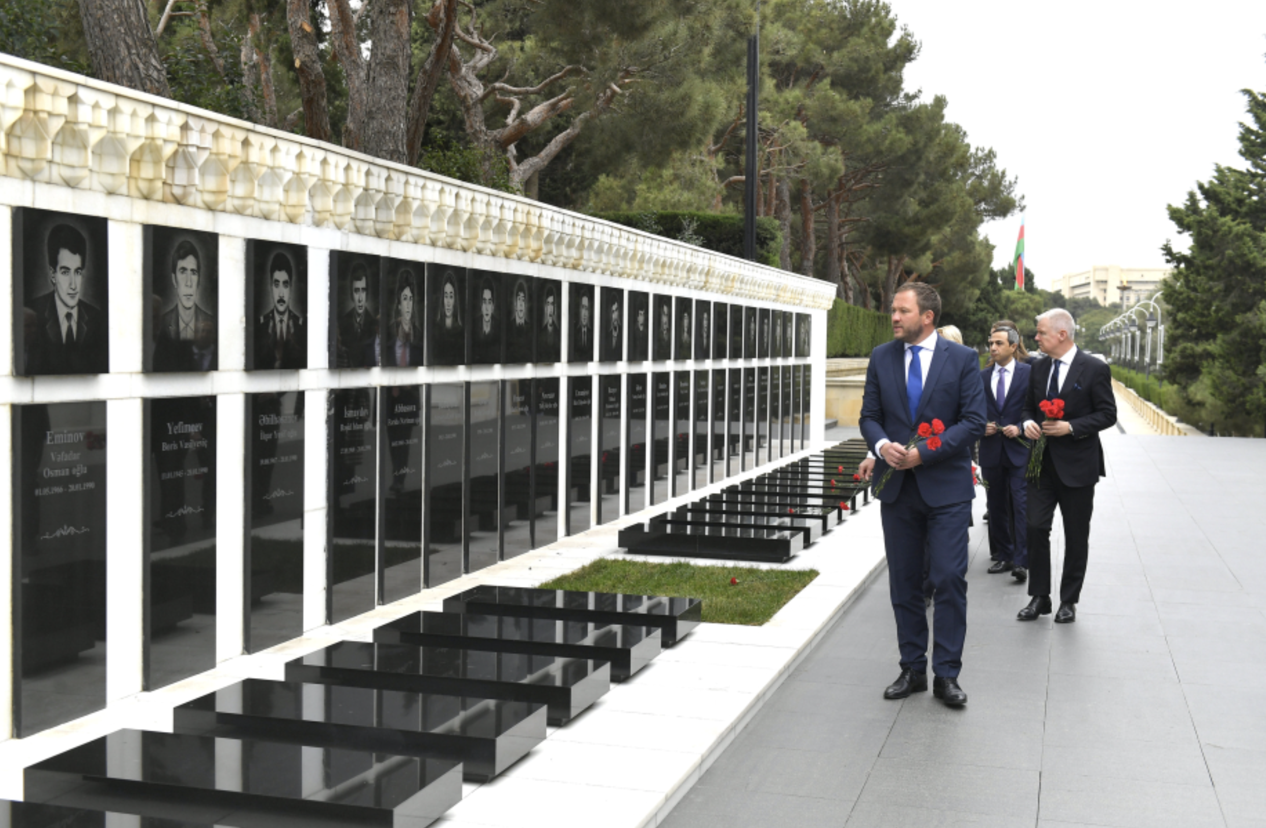 Estoniyanın xarici işlər naziri Bakıda şəhidlərin xatirəsini anıb