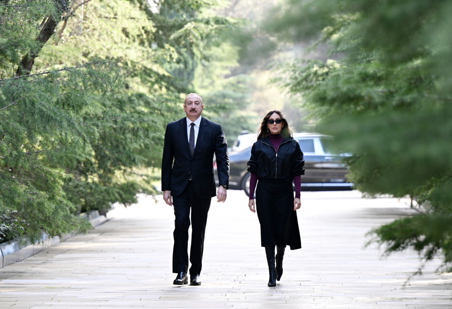 Prezident və xanımı Ulu Öndər Heydər Əliyevin məzarını ziyarət ediblər