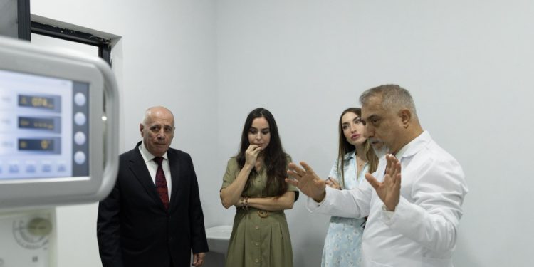 Leyla Əliyeva və Alena Əliyeva Baytarlıq Klinikası ilə tanış olublar