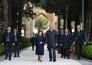 Dövlət və hökumət rəsmiləri Fəxri xiyabanda