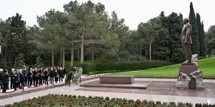 Qırğızıstan nümayəndə heyəti Fəxri xiyabanda