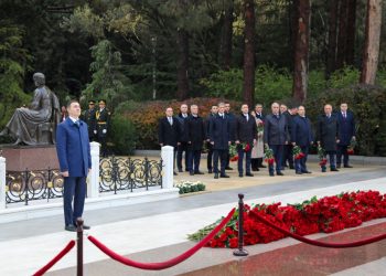 XRİTD-nin kollektivi Fəxri xiyabanda