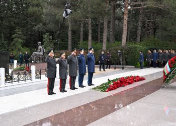Müdafiə Nazirliyinin rəhbərliyi Ulu Öndərin məzarını ziyarət edib