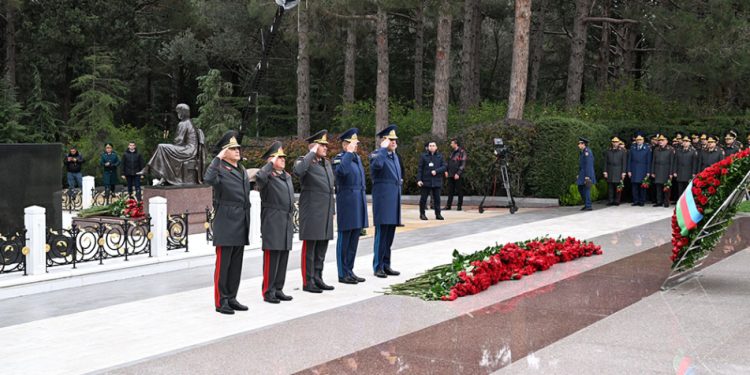Müdafiə Nazirliyinin rəhbərliyi Ulu Öndərin məzarını ziyarət edib
