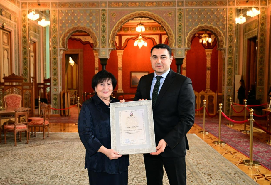 Adil Kərimli akademik Nailə Vəlixanlını ziyarət edib