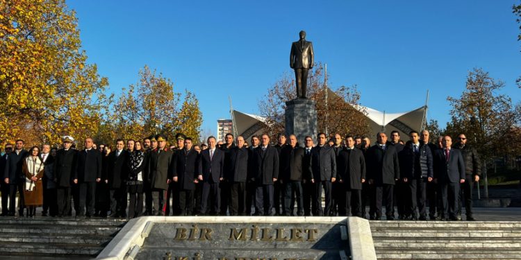 Deputatlar Türkiyədə Heydər Əliyevin abidəsini ziyarət etdilər