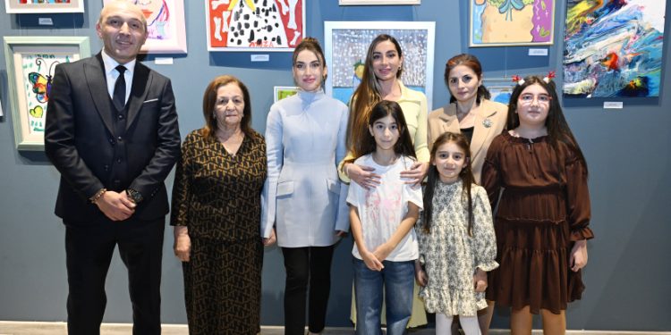 Arzu Əliyeva və Alena Əliyeva rəsm qalereyasında