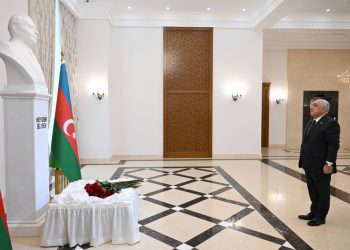 Əli Əsədov Ümummilli Lider Heydər Əliyevin xatirəsini yad edib
