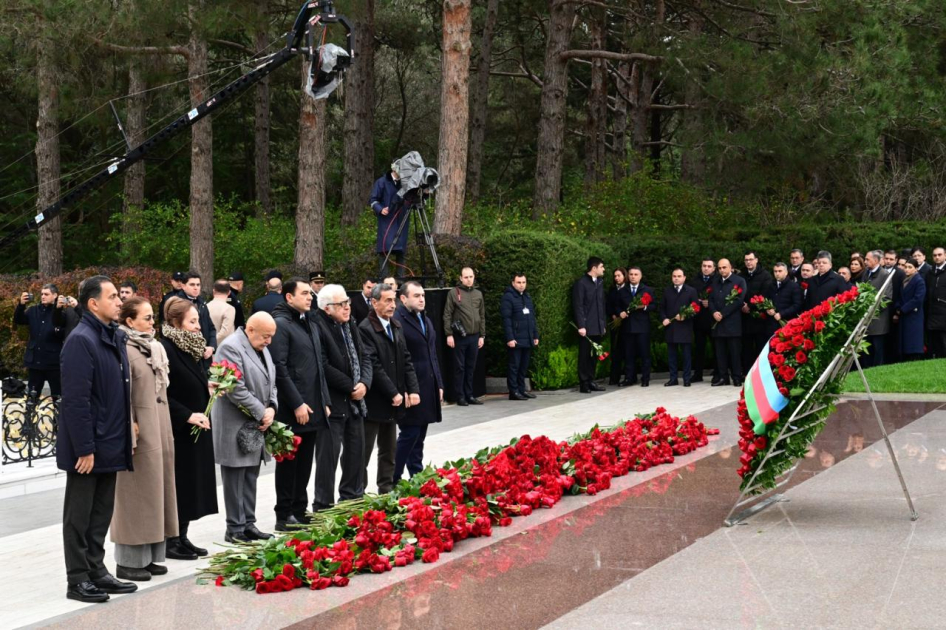 Mədəniyyət Nazirliyinin kollektivi Fəxri xiyabanda