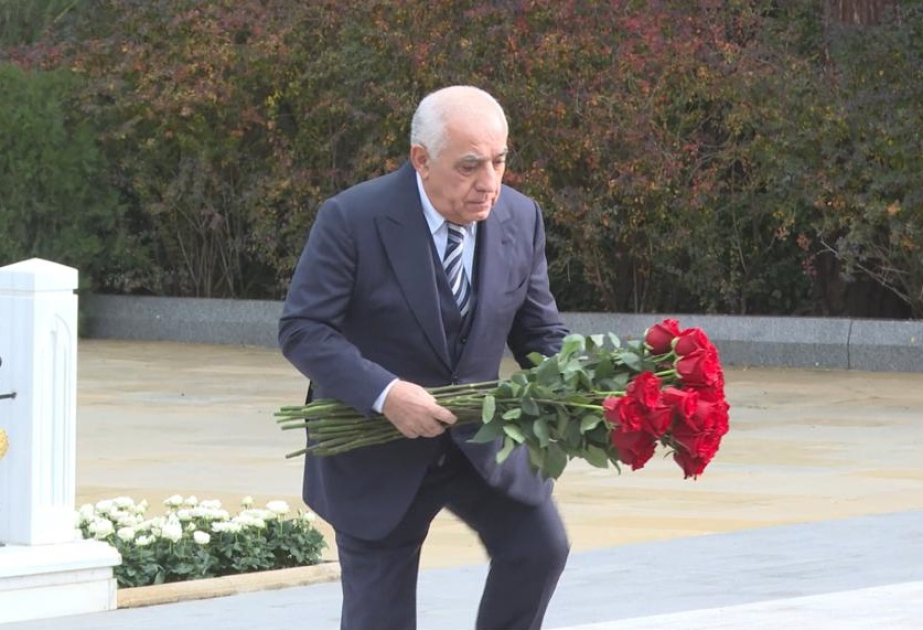 Əli Əsədov Ulu Öndər Heydər Əliyevin məzarını ziyarət edib