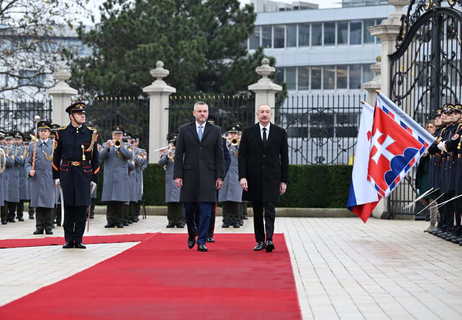 Prezidentin Bratislavada rəsmi qarşılanma mərasimi olub