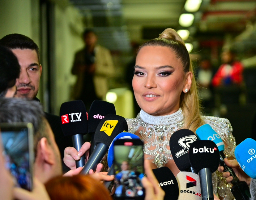 Demet Akalın: Məni Anar bəzədi - ÖZƏL