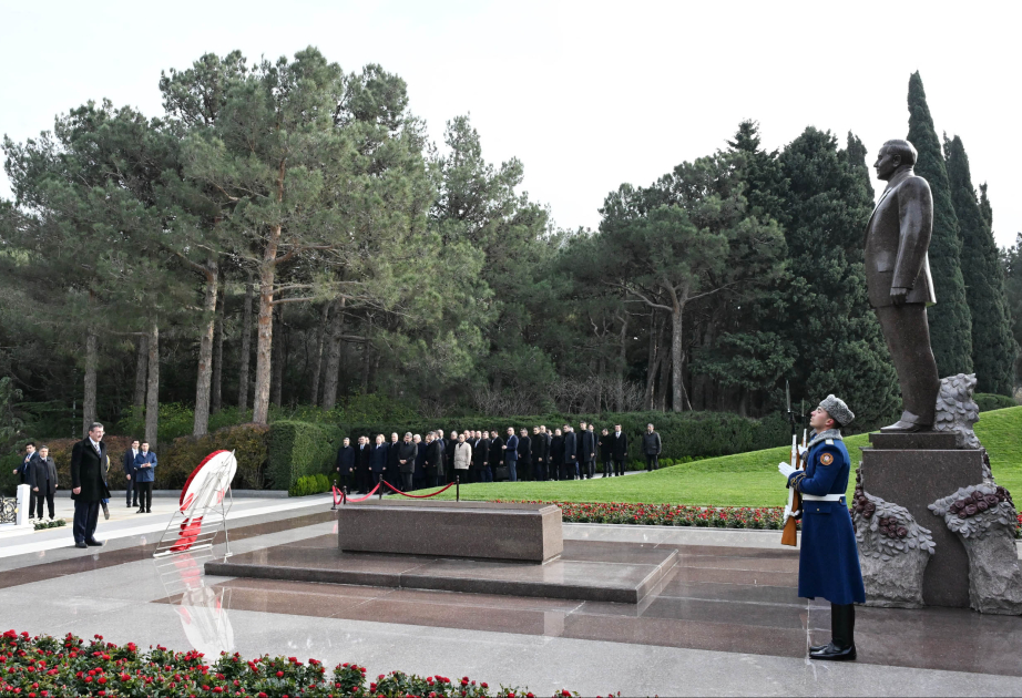 Cevdet Yılmaz Ümummilli Liderin məzarını ziyarət edib