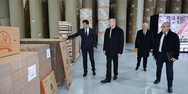 İlham Əliyev Sumqayıt Sənaye Parkında “Bakı Karton və Qutu Fabriki” MMC-nin karton və qutu taralarının istehsalı müəssisəsinin açılışında iştirak edib