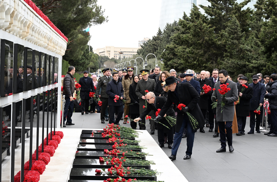 Diplomatik korpusun nümayəndələri Şəhidlər xiyabanını ziyarət ediblər