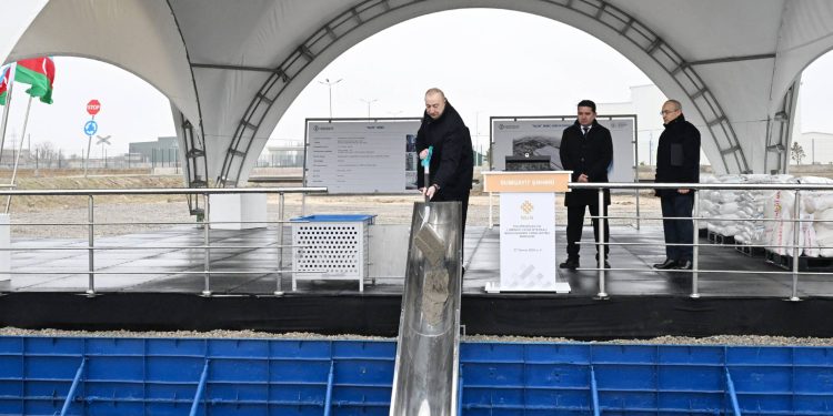 İlham Əliyev Sumqayıt Sənaye Parkında polipropilen və laminatlı kisə istehsalı müəssisəsinin təməlini qoyub