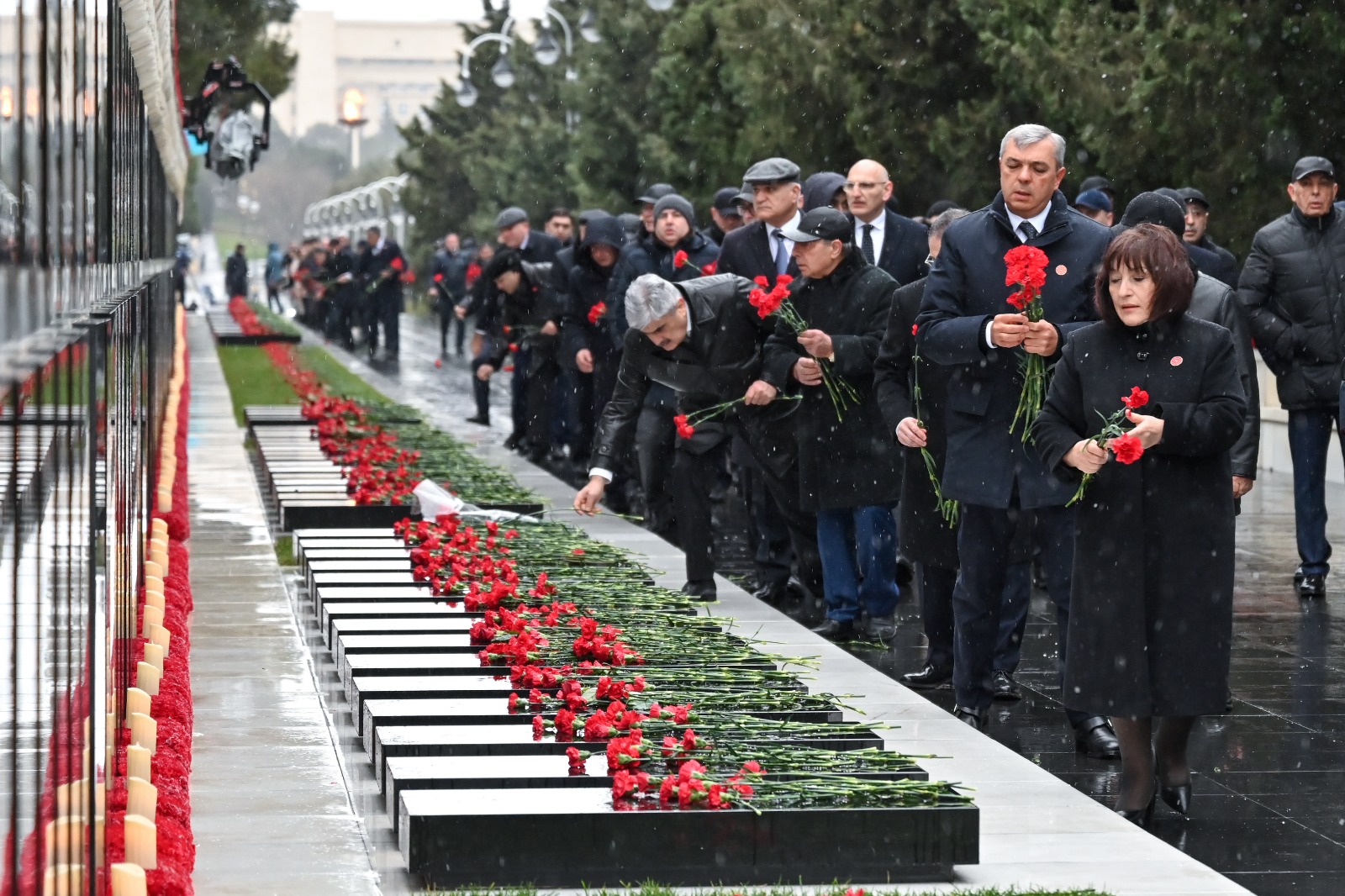 Dövlət və hökumət rəsmiləri Şəhidlər xiyabanını ziyarət ediblər