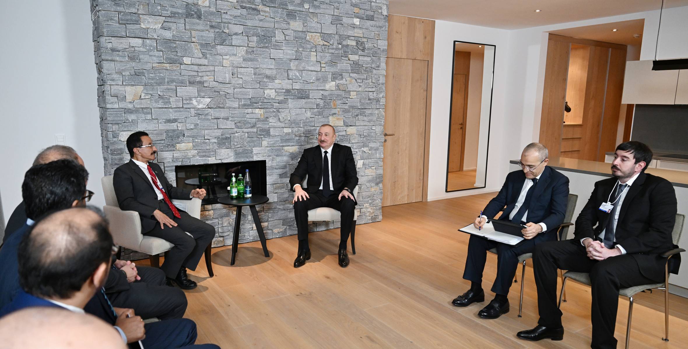 İlham Əliyev Davosda “DP World” şirkətlər qrupunun sədri və icraçı direktoru ilə görüşüb