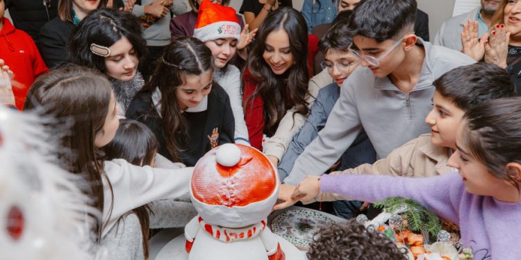 Leyla Əliyeva və Arzu Əliyeva “Tut Əlimdən” tədbirində