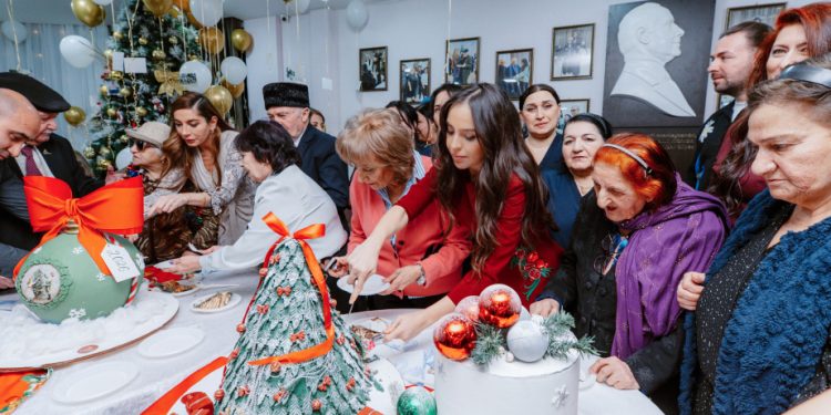 Leyla Əliyeva və Arzu Əliyeva ahıl şəxslərlə görüşüb