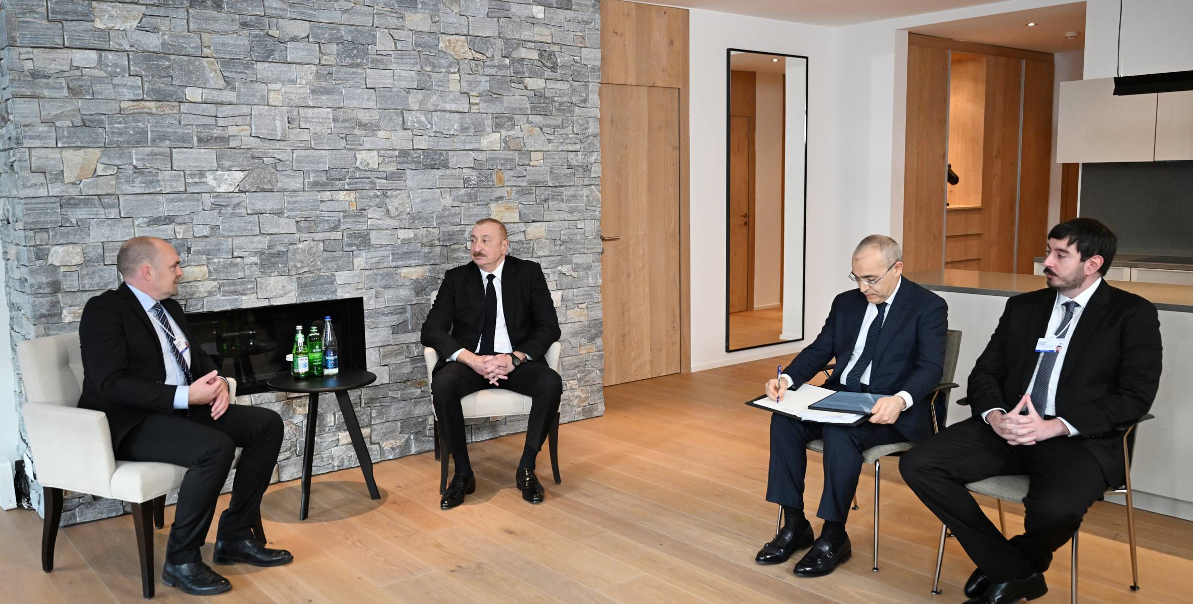 İlham Əliyev Davosda “Vestas Wind Systems” şirkətinin marketinq, kommunikasiya, davamlılıq və ictimaiyyətlə əlaqələr üzrə qrupunun baş vitse-prezidenti ilə görüşüb
