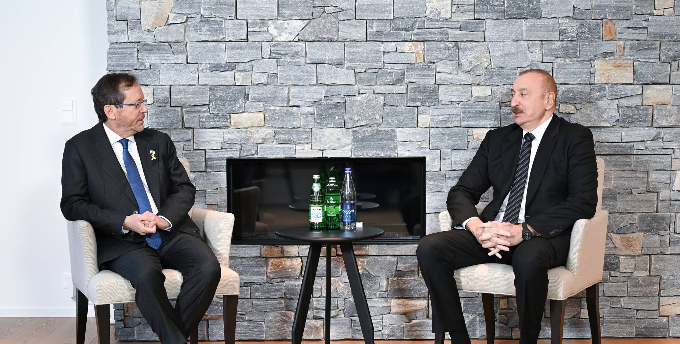 İlham Əliyev Davosda İsrail Dövlətinin Prezidenti ilə görüşüb