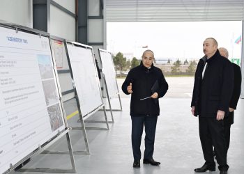 İlham Əliyev Sumqayıt Sənaye Parkında güzgü vərəqələrin istehsalı zavodunun açılışında iştirak edib