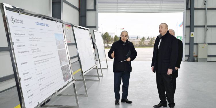 İlham Əliyev Sumqayıt Sənaye Parkında güzgü vərəqələrin istehsalı zavodunun açılışında iştirak edib