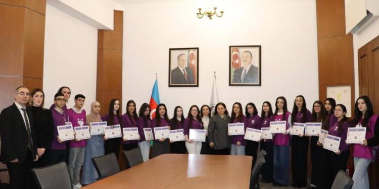 “Ailəm könüllüləri” proqramı çərçivəsində könüllülük fəaliyyətini başa vurmuş gənclərlə görüş keçirilib