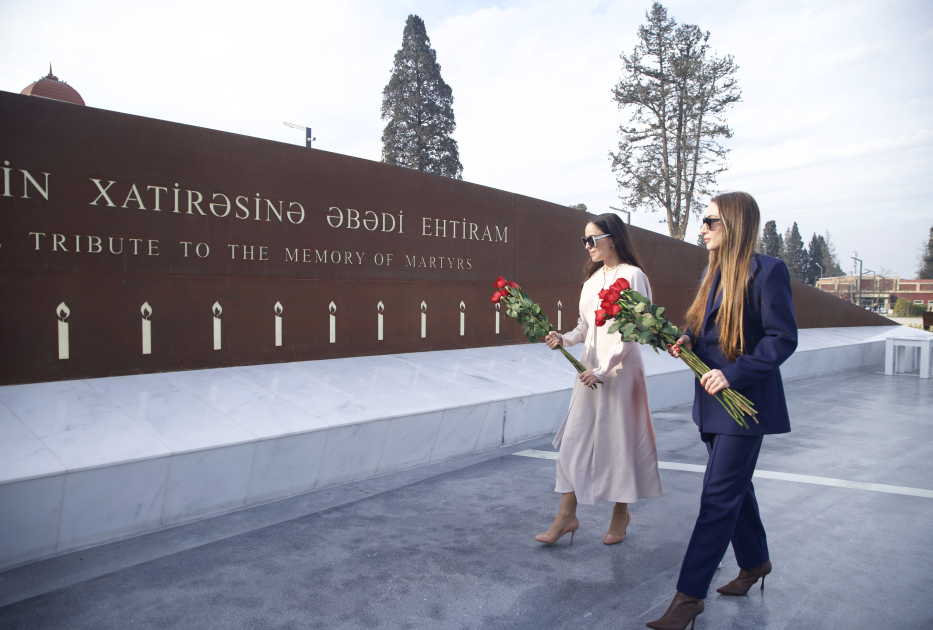 Leyla Əliyeva və Alena Əliyeva Gəncə Memorial Kompleksini və Milli Qəhrəman Natiq Qasımovun ailəsini ziyarət ediblər