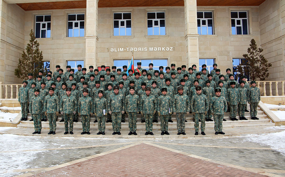 ƏÜO-da “Müddətdən artıq həqiqi hərbi xidmət hərbi qulluqçularının hazırlığı kursu”nun buraxılış mərasimi keçirilib