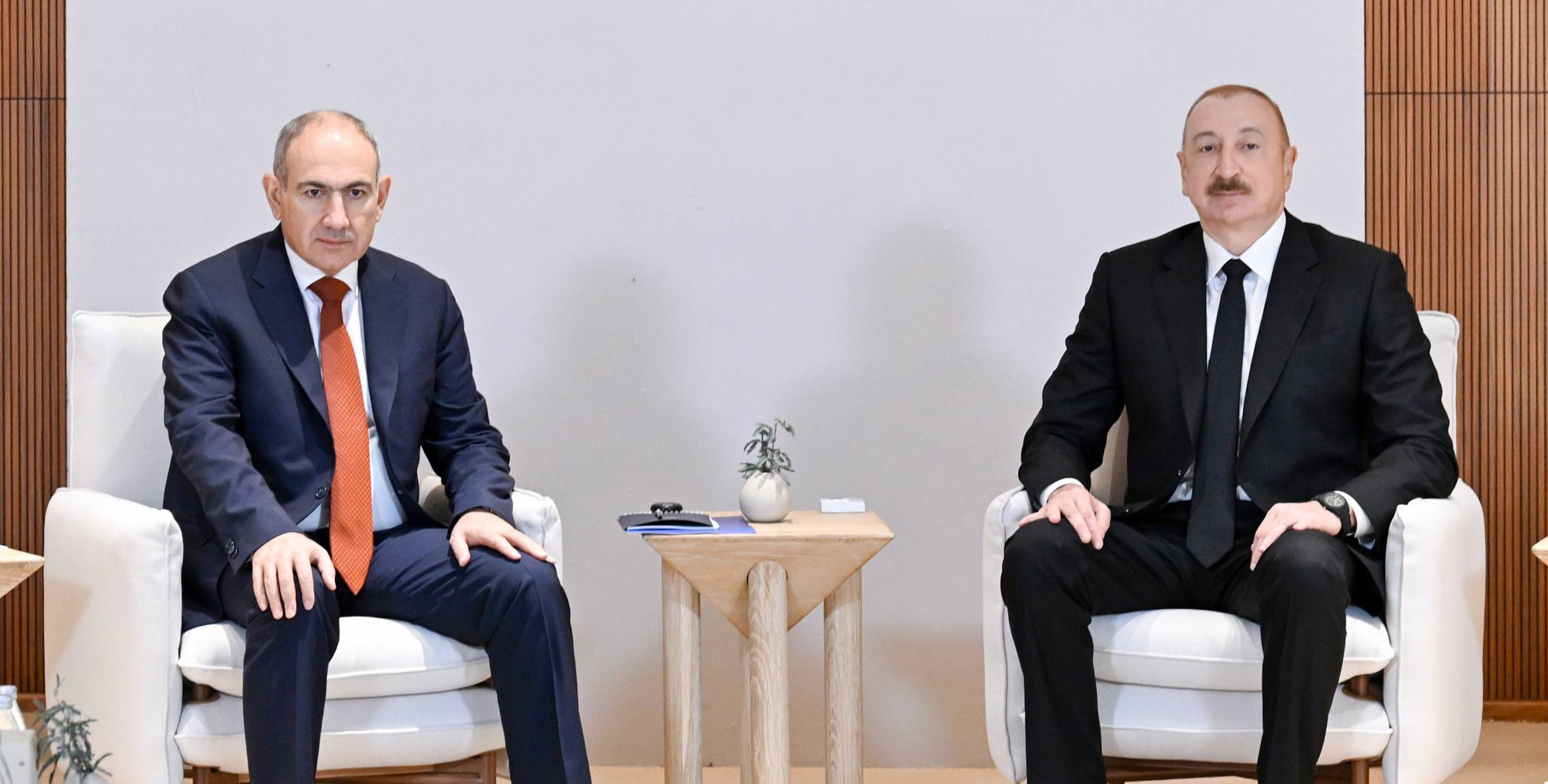 İlham Əliyev Əbu-Dabidə Ermənistanın Baş naziri ilə görüşüb