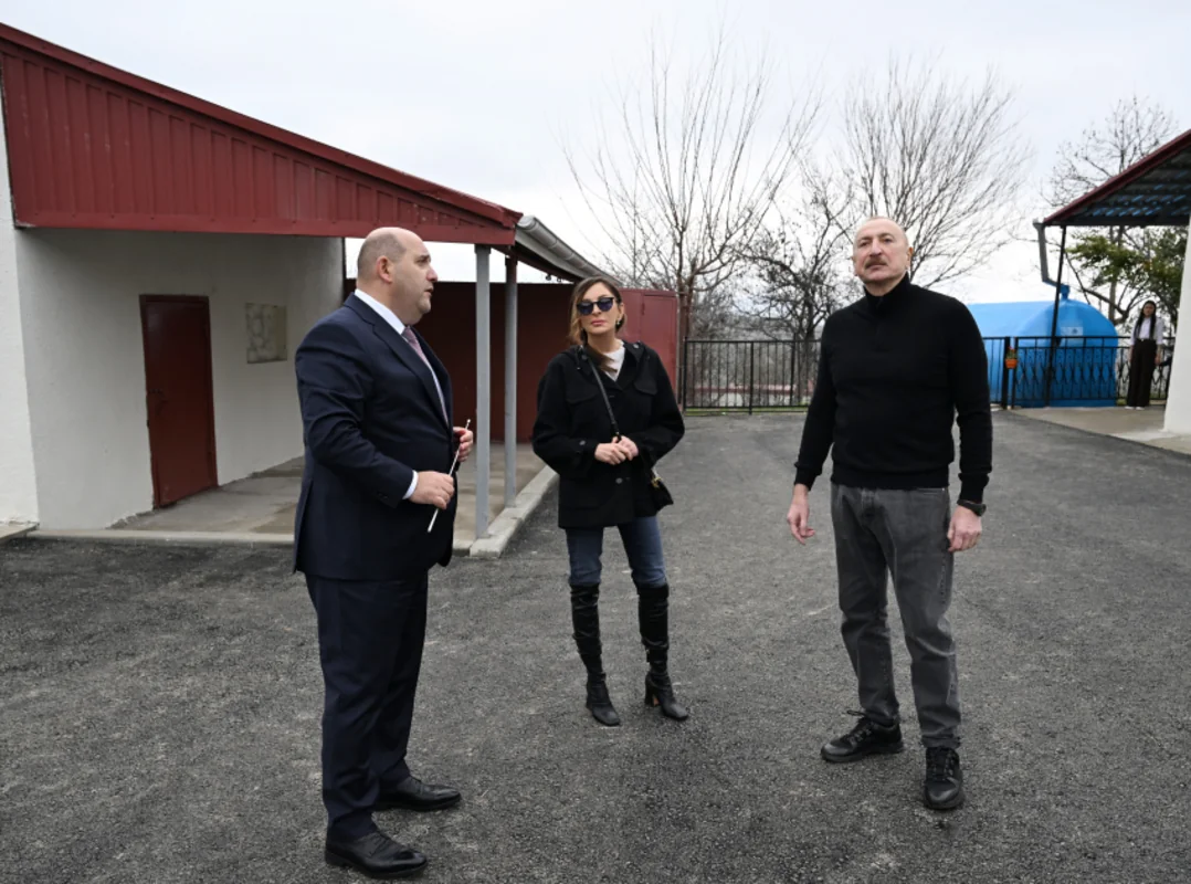 İlham Əliyev Xocavəndin Xanoba kəndində fərdi evlərin və infrastrukturun bərpası sahəsində görülən işlərlə tanış olub