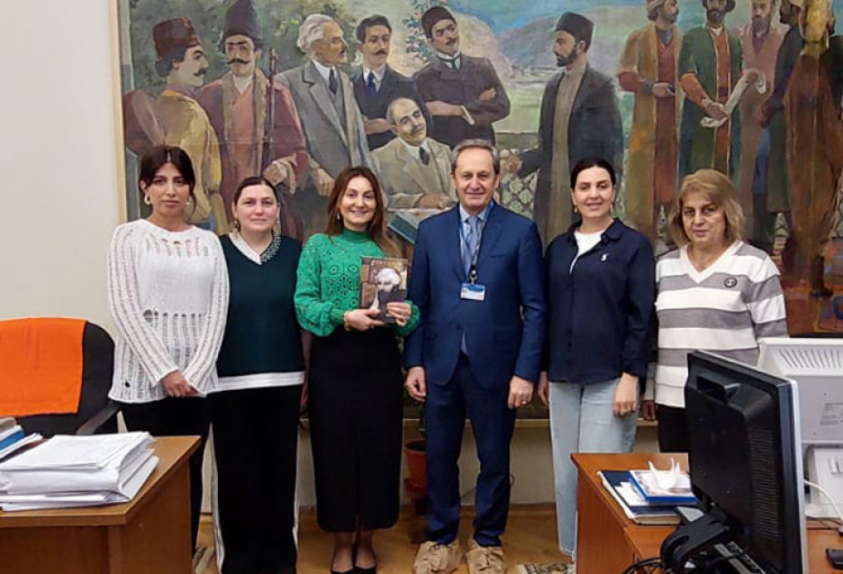 Məşhur alban alimi və diplomatı Ədəbiyyat Muzeyini ziyarət edib