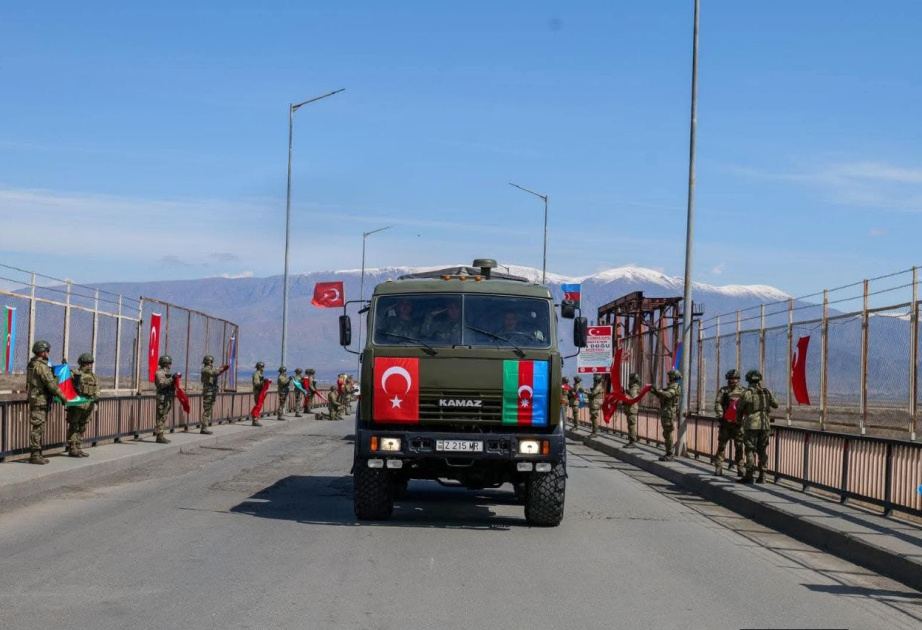 Türkiyə və Azərbaycan hərbçiləri sarsılmaz dostluq və qardaşlıq əlaməti olaraq bayraqları dəyişiblər