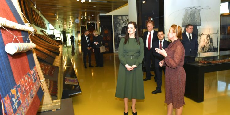 Litvanın Baş naziri Milli Xalça Muzeyini ziyarət edib