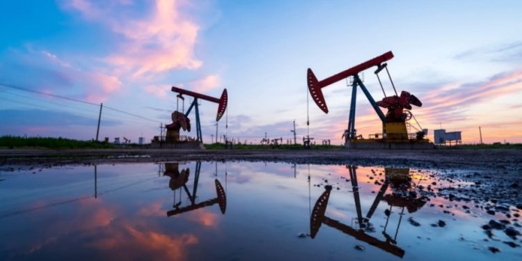 Beynəlxalq Enerji Agentliyi: Martda qlobal neft tədarükü sutkada 10,1 milyon barel azalıb