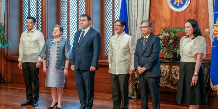 Azərbaycan səfiri etimadnaməsini Filippin Prezidentinə təqdim edib