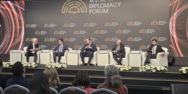 Hikmət Hacıyev: Qlobal logistika zəncirlərinin pozulması Orta Dəhlizin əhəmiyyətini bir daha göstərdi