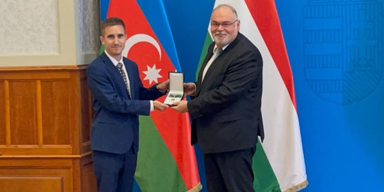 Tahir Tağızadə “Macarıstanın Xidmətlərə görə Komandor Xaçı” ordeni ilə təltif edilib