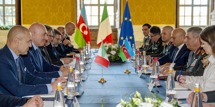 Azərbaycan müdafiə naziri İtaliyaya rəsmi səfər edib