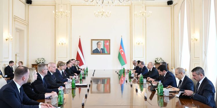 Azərbaycan və Latviya prezidentlərinin geniş tərkibdə görüşü keçirilib