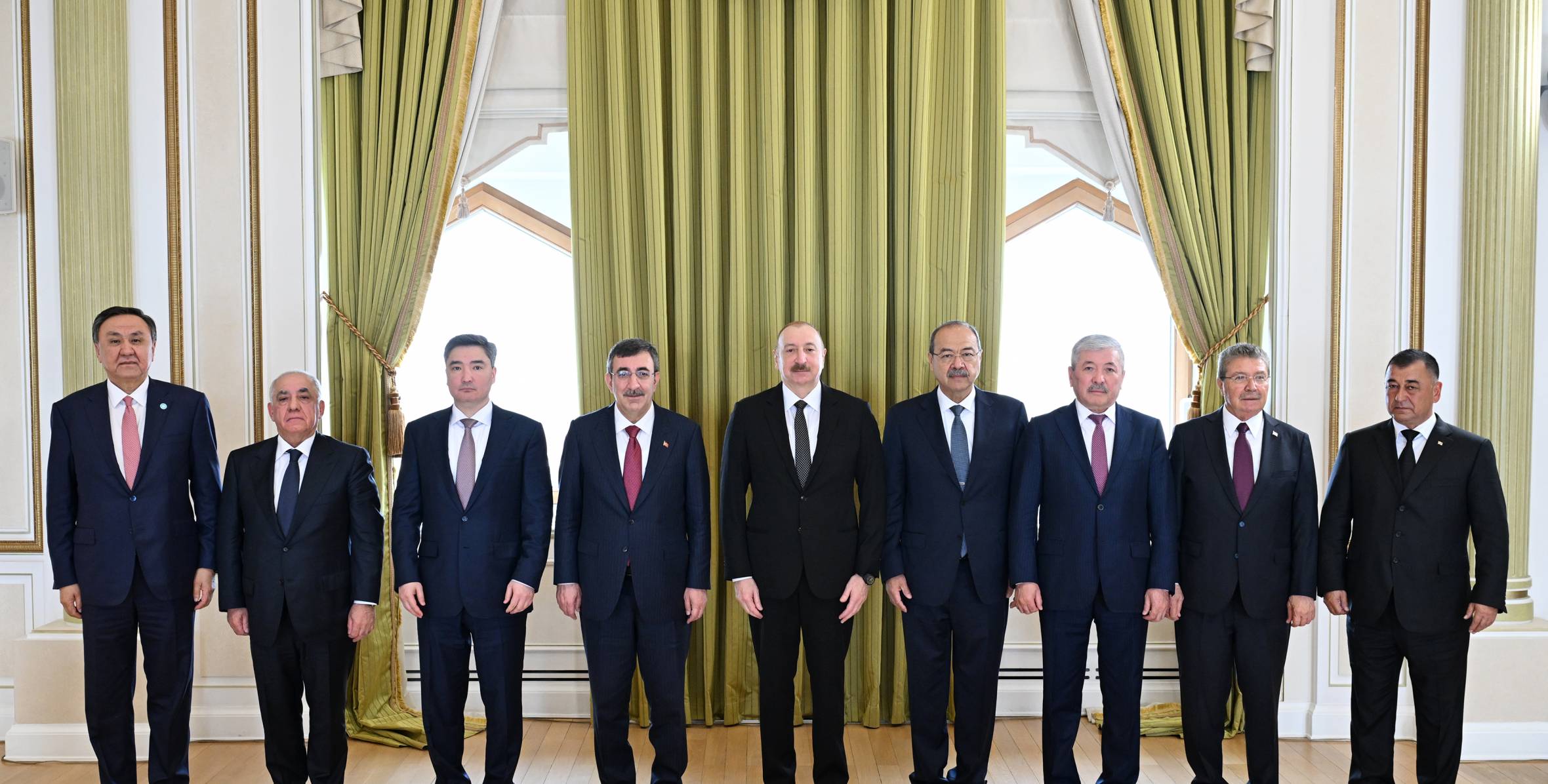 İlham Əliyev Türk Dövlətləri Təşkilatına üzv dövlətlərin hökumət başçılarının görüşünün iştirakçılarını qəbul edib