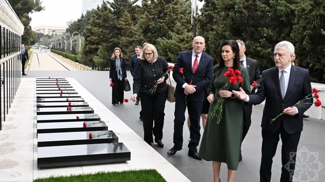 Litvanın Baş naziri Bakıda şəhidlərin xatirəsini anıb