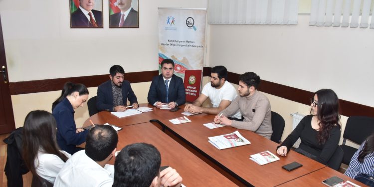 “Konstitusiyanın Memarı: Heydər Əliyev irsi gənclərin baxışında” adlı layihəsi çərcivəsində gənclərlə silsilə görüşlər keçirilib