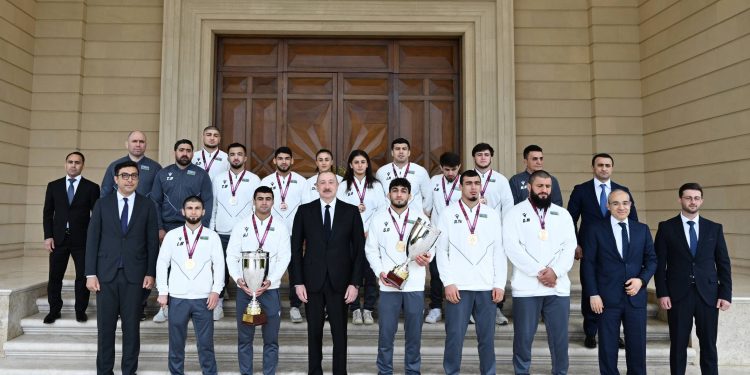 İlham Əliyev Avropa çempionatında komanda hesabında çempion olan güləşçiləri qəbul edib