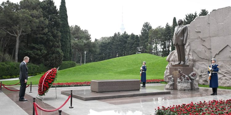 Latviya Prezidenti Edqars Rinkeviçs Fəxri xiyabanda Ulu Öndər Heydər Əliyevin məzarını ziyarət edib